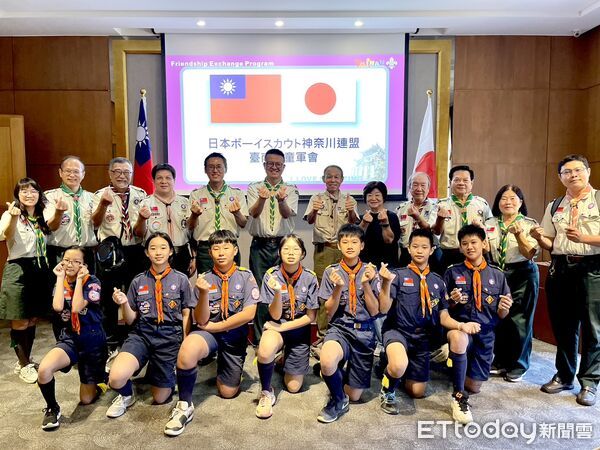 ▲日本橫濱童軍代表根岸進一來訪台南市，教育局副局長楊智雄代表市長致贈當季芒果與鳳梨。（記者林東良翻攝，下同）