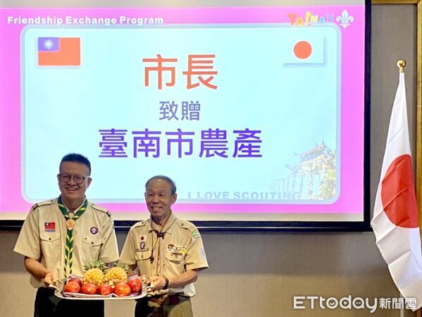 ▲日本橫濱童軍代表根岸進一來訪台南市，教育局副局長楊智雄代表市長致贈當季芒果與鳳梨。（記者林東良翻攝，下同）