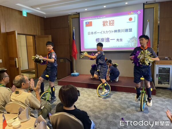 ▲日本橫濱童軍代表根岸進一來訪台南市，教育局副局長楊智雄代表市長致贈當季芒果與鳳梨。（記者林東良翻攝，下同）