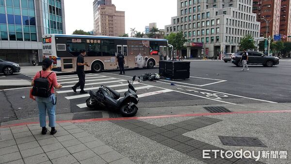 ▲北市一輛吊車在路口右轉時輾斃騎士。（圖／記者黃彥傑攝，下同）