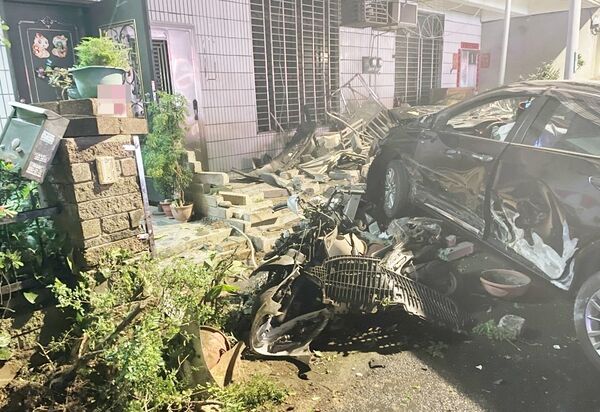 ▲桃園市謝姓男子今天凌晨開車行經中壢區成章二街時，不慎擦撞路口處另一輛自小客車，再失控撞擊路旁1輛轎車與2輛機車，還波及3間民宅矮牆，現場慘狀。（圖／中壢警方提供）