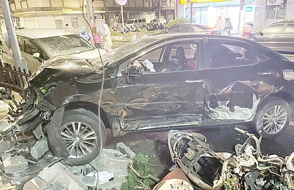 ▲桃園市中壢區成章二街口處今天凌晨發生事故，1輛自小客車失控撞擊3間民宅與3輛汽機車，肇事車輛嚴重受損。（圖／中壢警方提供）