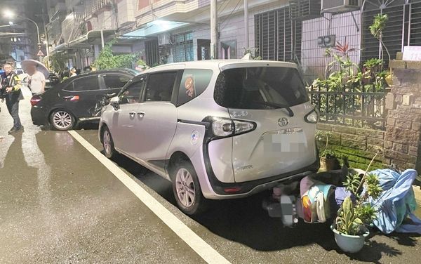 ▲桃園市中壢區成章二街口處今天凌晨發生事故，警方到場處理。（圖／中壢警方提供）