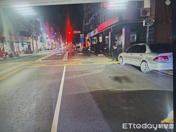▲▼高雄市鼓山區昨（20）日晚間發生一起機車與犬隻碰撞的交通事故，導致一名女騎士輕微擦傷，而犬隻不幸死亡。（圖／記者吳世龍翻攝）