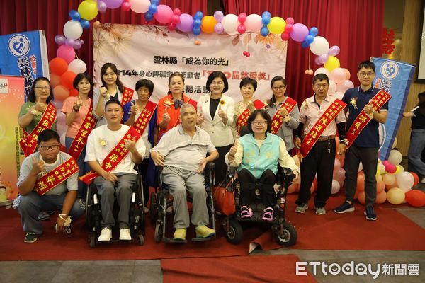▲雲林縣政府與雲林縣復健青年協進會，辦理「成為你的光」114年度身心障礙家庭照顧者「慈愛獎」表揚活動。（圖／記者游瓊華翻攝）