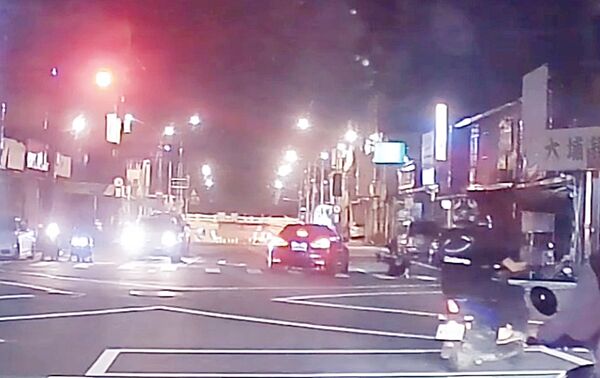 ▲桃園市警局交大指出，6月5日晚間11時許，平鎮延平路段，一名古姓駕駛因A柱視線遮蔽，左轉雖煞車仍擦撞葉姓女子受傷。（資料照／桃園市警局交大提供）