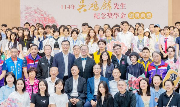 ▲吳鴻麟獎學金頒獎典禮會後，四位歷任桃園縣市長吳伯雄、吳志揚、國民黨主席朱立倫與現任市長張善政等人與受獎156位學子大合照。（圖／市府新聞處提供）