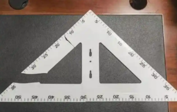 ▲事發三角板。（圖／翻攝自微博）
