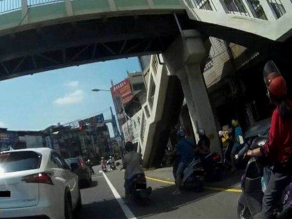 ▲彰化市也曾有機車族遇紅燈停陰影處。（資料圖／民眾提供）
