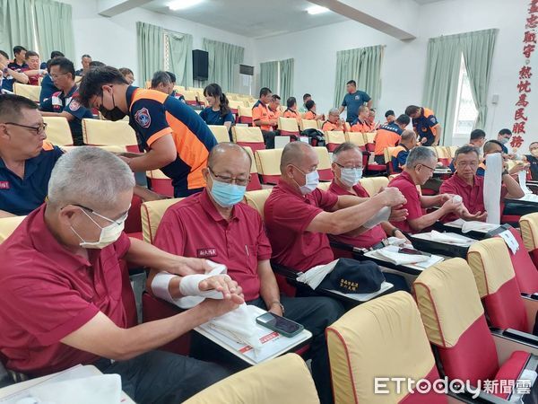 ▲台南市消防第六大隊辦理義消BLS訓練，實施CPR與戰術止血演練，強化實戰應變力。（記者林東良翻攝，下同）