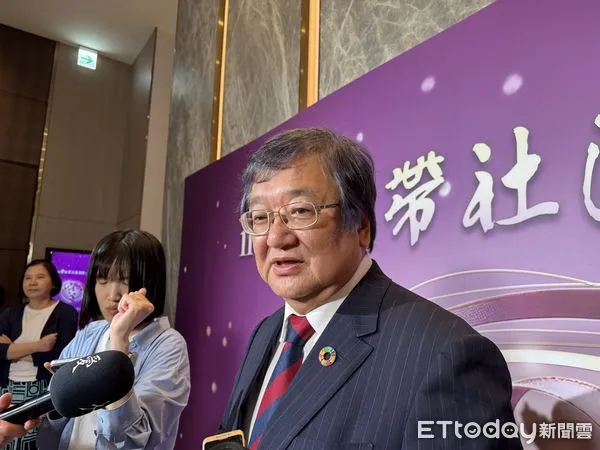 ▲▼衛福部長邱泰源受訪談健保總額。（圖／記者洪巧藍攝）