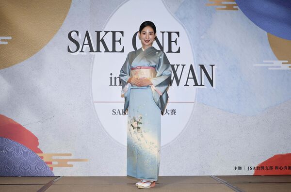 ▲大久保麻梨子，日本清酒協會理事長近藤淳子小姐和心清酒教育創辦人林科成，活動嘉賓與老公Jerry。（圖／和心酒藏提供）