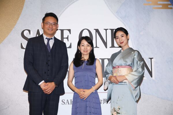 ▲大久保麻梨子，日本清酒協會理事長近藤淳子小姐和心清酒教育創辦人林科成，活動嘉賓與老公Jerry。（圖／和心酒藏提供）