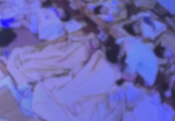 ▲▼陸爆「虐童幼稚園」　女老師「摀住小孩鼻子」坐在身上還踩臉。（圖／翻攝微博）