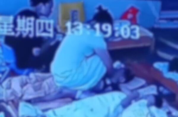 ▲▼陸爆「虐童幼稚園」　女老師「摀住小孩鼻子」坐在身上還踩臉。（圖／翻攝微博）