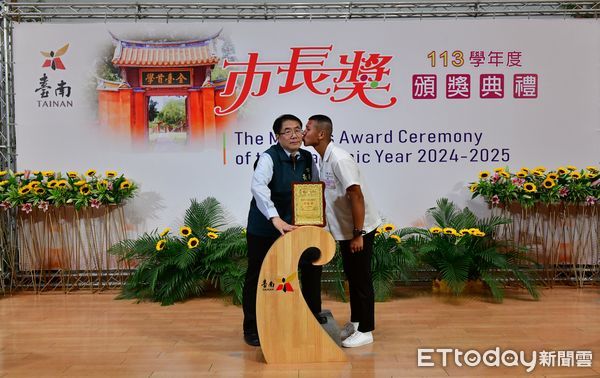 ▲黃偉哲與市長獎得主合影時笑聲連連，學生發揮創意動作，讓典禮現場歡樂不斷。（記者林東良翻攝，下同）