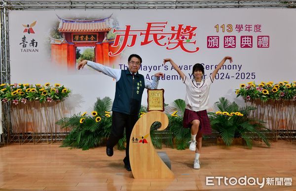 ▲黃偉哲與市長獎得主合影時笑聲連連，學生發揮創意動作，讓典禮現場歡樂不斷。（記者林東良翻攝，下同）