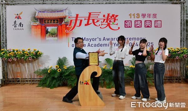 ▲黃偉哲與市長獎得主合影時笑聲連連，學生發揮創意動作，讓典禮現場歡樂不斷。（記者林東良翻攝，下同）