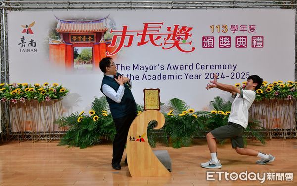 ▲黃偉哲與市長獎得主合影時笑聲連連，學生發揮創意動作，讓典禮現場歡樂不斷。（記者林東良翻攝，下同）