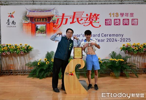 ▲黃偉哲與市長獎得主合影時笑聲連連，學生發揮創意動作，讓典禮現場歡樂不斷。（記者林東良翻攝，下同）