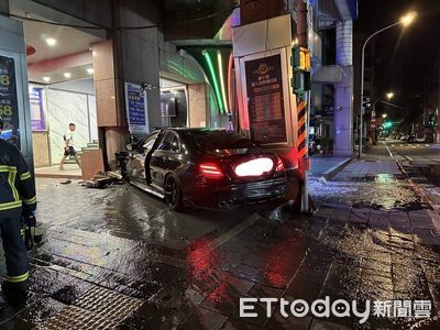 自撞北市KTV大樓！賓士男爆衝畫面曝　車全毀拒酒測遭逮