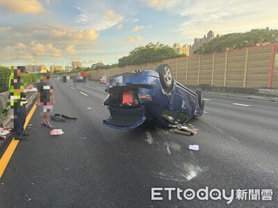 國1永康段大貨車變換車道肇禍　轎車遭擦撞衝護欄翻覆