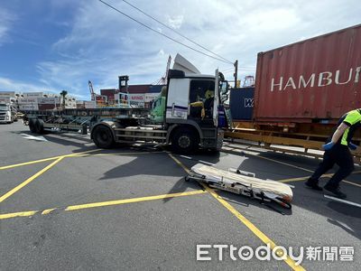 快訊／基隆2聯結車碰撞！車頭變形爛毀　運將受困「左腿骨折」