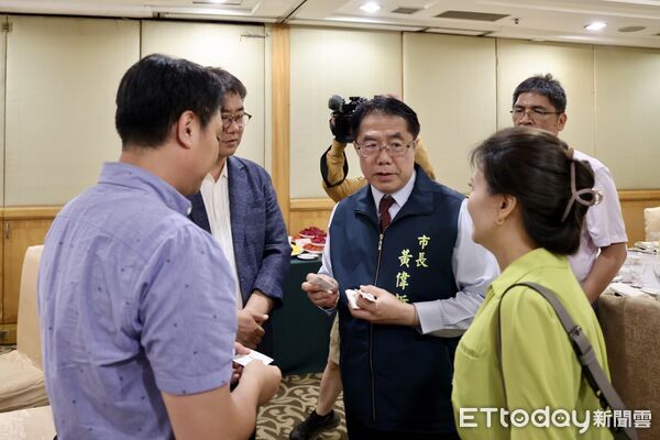 ▲台南市政府於走馬瀨農場舉辦農特產採洽會，黃偉哲設宴招待日本與韓國商社代表，推薦台南盛產芒果、鳳梨等在地鮮果，展現拓銷國際誠意。（圖／記者林東良翻攝，下同）