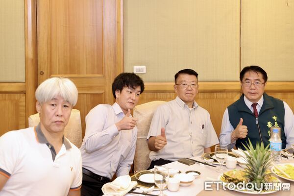 ▲台南市政府於走馬瀨農場舉辦農特產採洽會，黃偉哲設宴招待日本與韓國商社代表，推薦台南盛產芒果、鳳梨等在地鮮果，展現拓銷國際誠意。（圖／記者林東良翻攝，下同）