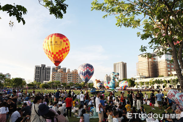 ▲台南市熱氣球派對首次移師市中心舉行，無人機與光雕熱氣球聯演，黃偉哲市長出席熱氣球派對，與親子互動欣賞夜空秀，歡迎全國旅客來台南吃芒果、搭熱氣球。（圖／記者林東良翻攝，下同）