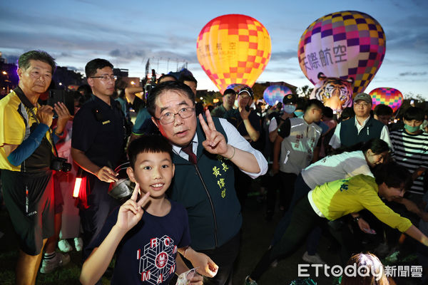 ▲台南市熱氣球派對首次移師市中心舉行，無人機與光雕熱氣球聯演，黃偉哲市長出席熱氣球派對，與親子互動欣賞夜空秀，歡迎全國旅客來台南吃芒果、搭熱氣球。（圖／記者林東良翻攝，下同）