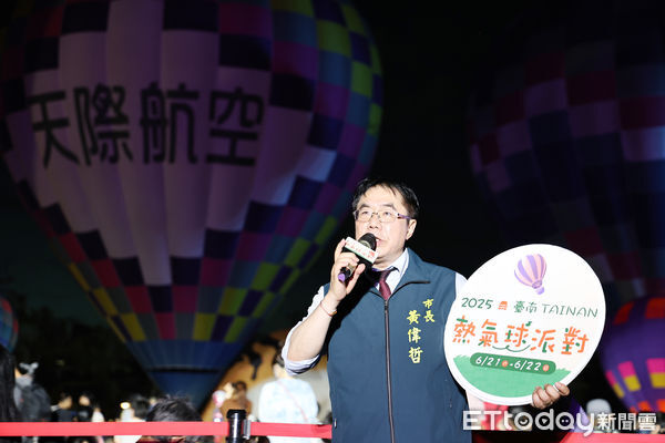 ▲台南市熱氣球派對首次移師市中心舉行，無人機與光雕熱氣球聯演，黃偉哲市長出席熱氣球派對，與親子互動欣賞夜空秀，歡迎全國旅客來台南吃芒果、搭熱氣球。（圖／記者林東良翻攝，下同）