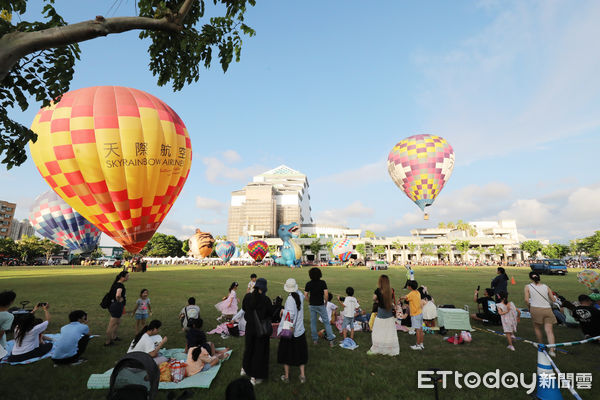 ▲台南市熱氣球派對首次移師市中心舉行，無人機與光雕熱氣球聯演，黃偉哲市長出席熱氣球派對，與親子互動欣賞夜空秀，歡迎全國旅客來台南吃芒果、搭熱氣球。（圖／記者林東良翻攝，下同）