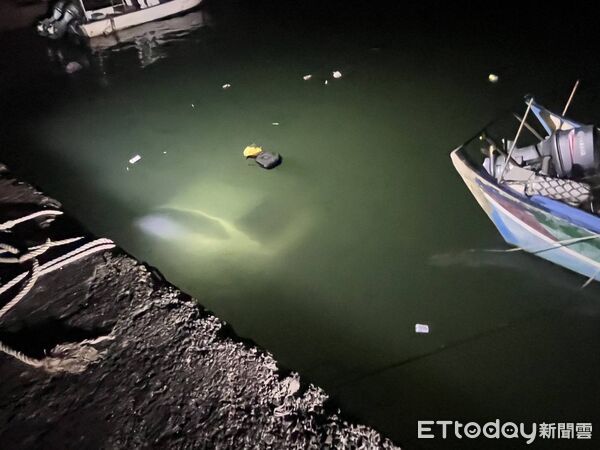▲三芝驚傳汽車落海，61歲男駕駛OHCA送醫搶救。（圖／記者陸運陞翻攝）