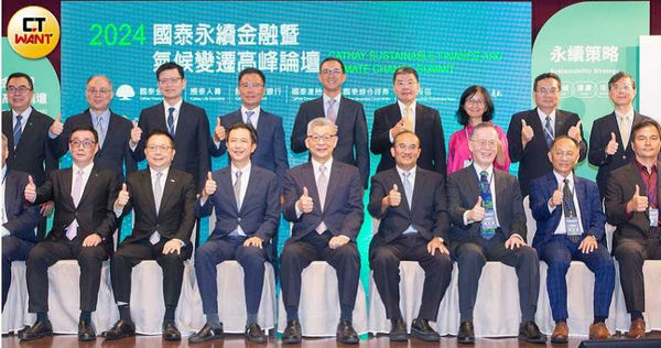 國泰金董事長蔡宏圖、國泰世華銀副董事長蔡宗翰這對父子，於2024年大型活動中常見同框合影。（圖／黃威彬攝）