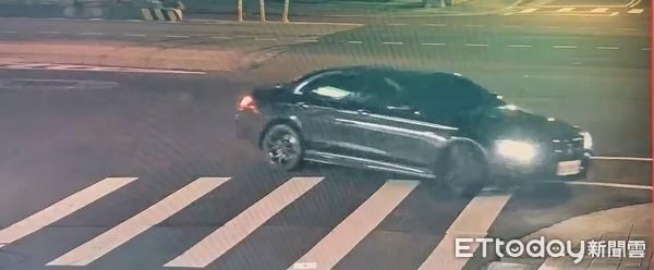 ▲▼台北大同區民權西路今（22）日凌晨3時29分發生車禍事故，27歲許姓男子駕駛賓士撞路邊樑柱，詳細事故原因仍待釐清。             。（圖／記者張君豪翻攝）