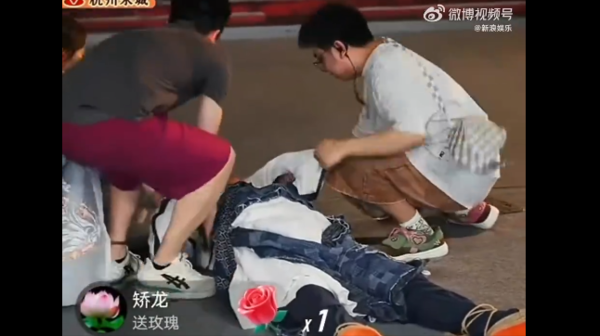 ▲馬景濤昏倒。（圖／翻攝自微博）