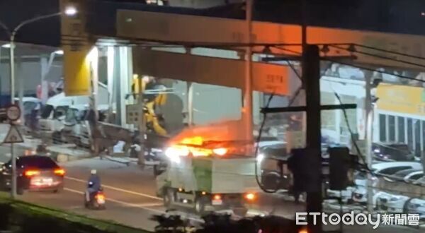 ▲▼雲林斗六21日晚間發生一起資源回收車火警事件。（圖／記者游瓊華翻攝）