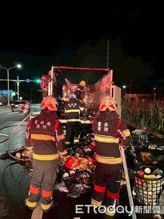 ▲▼雲林斗六21日晚間發生一起資源回收車火警事件。（圖／記者游瓊華翻攝）