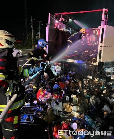 ▲▼雲林斗六21日晚間發生一起資源回收車火警事件。（圖／記者游瓊華翻攝）