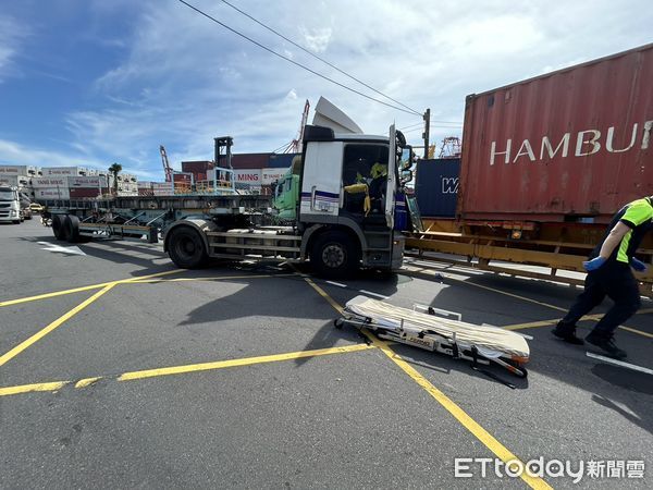 ▲▼基隆2聯結車車禍。（圖／記者郭世賢翻攝）