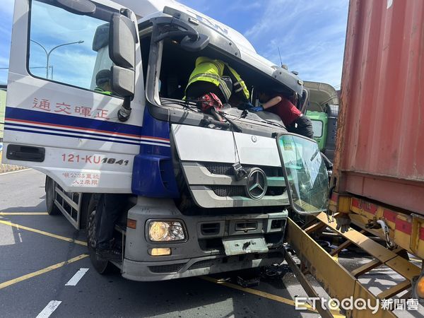 ▲▼基隆2聯結車車禍。（圖／記者郭世賢翻攝）