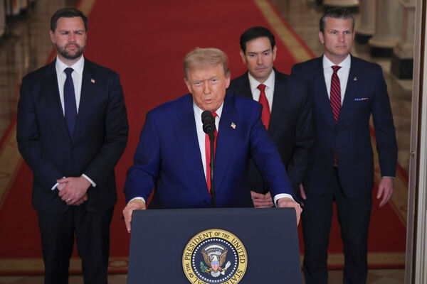 ▲▼美國總統川普（Donald Trump）於美東時間21日晚間10時在白宮發表簡短全國演說。後方由左至右分別為副總統范斯（JD Vance）、國務卿盧比歐（Marco Rubio）、赫格塞斯（Pete Hegseth）。（圖／達志影像／美聯社）