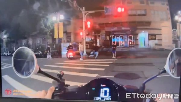 ▲松山警方逮捕身揹傷害致死官司及詐欺通緝身分的吳男。（圖／記者張君豪翻攝）