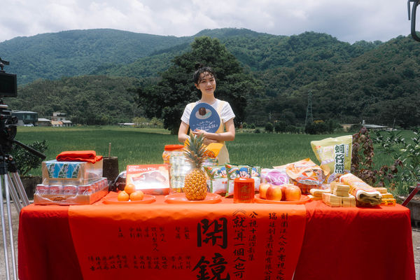 ▲胡宇威（右起）、楊貴媚、傅雷和李玲葦出席《就算一個人也可以好好的吃飯2》開鏡。（圖／公視+提供）