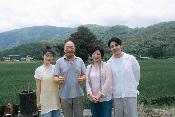▲胡宇威（右起）、楊貴媚、傅雷和李玲葦出席《就算一個人也可以好好的吃飯2》開鏡。（圖／公視+提供）