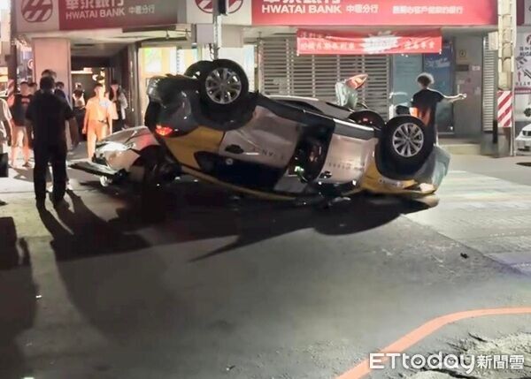 ▲▼運將因翻車而受傷，其餘2部車僅車體受損。（圖／中壢警分局提供）
