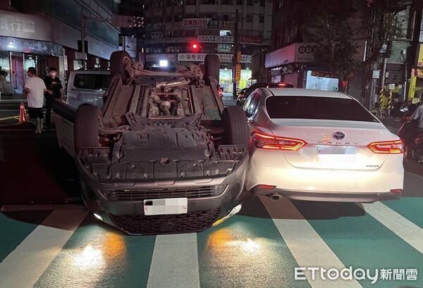 ▲▼運將因翻車而受傷，其餘2部車僅車體受損。（圖／中壢警分局提供）