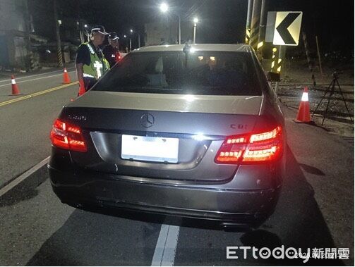 ▲台南白河警分局聯合環保、監理單位，在東山路段稽查改裝車輛，守護山區交通安全與寧靜。（記者林東良翻攝，下同）