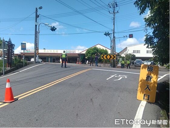 ▲台南白河警分局聯合環保、監理單位，在東山路段稽查改裝車輛，守護山區交通安全與寧靜。（記者林東良翻攝，下同）